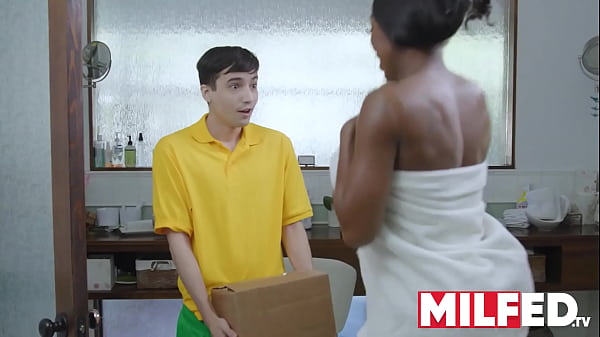 Der Lieferbote von Amazon liefert seinen Schwanz – MILFED