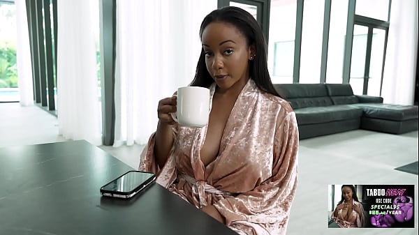 Ebony Mom With Amazing Tits Wants to Fuck – Lili Starfire